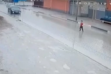 (VIDEO) DA SRCE STANE! Dramatičan snimak pokazuje kako je dečak izbegao smrt za dlaku!