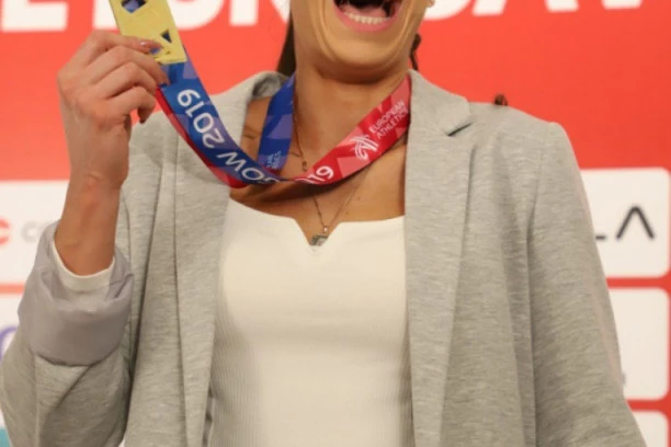 IVANA PODIGLA SRBIJU NA NOGE!