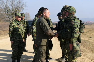 Vulin u Batajnici: Vojska Srbije će nastaviti da ulaže u obuku