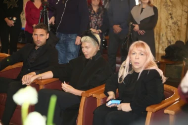 Potresne scene sa komemoracije: Jelena ošišana do glave, Duško je drži za ruku!