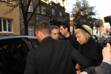 (VIDEO) Samo što se ne sruši: Jelenu pridržavao Duško, jedva stajala na nogama!