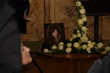 Poslednji pozdrav Divni Karleuši: Komemoracija povodom smrti legendarne voditeljke!