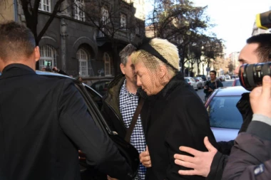 Bila je na lekovima: Jelena se nakon 20 dana od majčine smrti pojavila na jednom splavu!