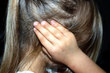 NASILNICI! Trojica dečaka šutirala devojčicu od 9 godina ispred škole na Čukarici