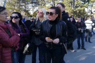 Tuga u domu Viki Miljković! Poznata pevačica iznenada ostala bez najveće podrške u životu: Oprostila se potresnom porukom!