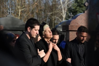 Otkriveno šta krije pesma "Bila je tako lijepa": Evo zašto je baš uz ove stihove ispraćena Divna Karleuša!