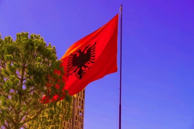 Na srpskom groblju u Gnjilanu osvanula albanska zastava