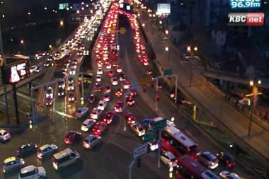 Karambol u Beogradu: Mostovi paralizovani, autoput krcat vozilima, Autokomandu zaboravite