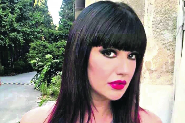 OVA LEPOTICA JE SESTRA POKOJNE JELENE MARJANOVIĆ: Skinula se pred kamerama, komentari samo pljušte! (VIDEO)