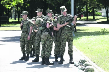 Vojna obuka podelila javne ličnosti