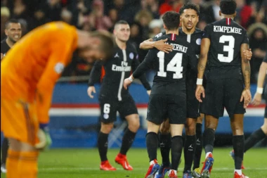 (VIDEO) Šok u Parizu - Dok su fudbaleri PSŽ-a tugovali zbog poraza, njihov saigrač se provodio u noćnom klubu!