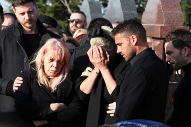 (FOTO) "LJUDI KOJI TO NISU PROŠLI NE MOGU DA ZNAJU": Karleuša objavila Isidorinu poruku za smrt majke Divne, i rečima koje kidaju dušu se oprostila od ove velike žene!