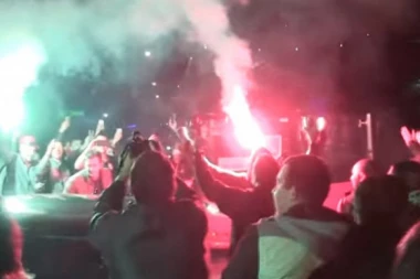 Doček za pamćenje - Nišlije uz pesmu i baklje pozdravili fudbalere Radničkog nakon pobede nad Partizanom! (VIDEO)