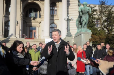 Boško "Gde bežiiite" Obradović opet pravi haos u skupštini!