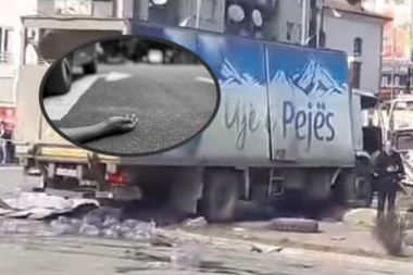 (UZNEMIRUJUĆI VIDEO) Horor u Gnjilanu! Kamion uleteo u masu ljudi, IMA MRTVIH