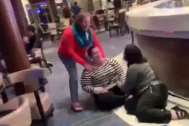 (VIDEO) Panika na kruzeru: Nameštaj leteo, ljudi padali na sve strane...