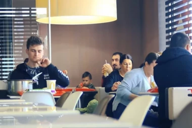 (VIDEO) Urnebesni snimak: Sa šerpom pasulja ušao je u Mekdonalds, a onda...