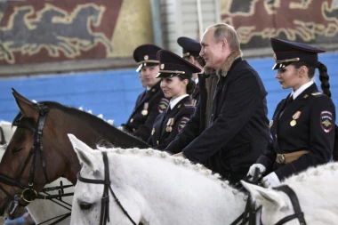 (VIDEO) UOČI 8. MARTA: Putin posetio ženski konjički puk