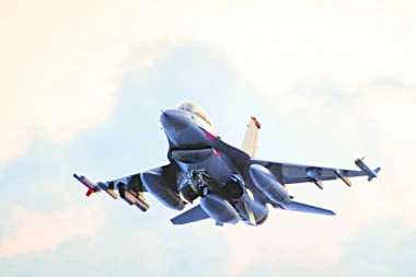(FOTO) SRUŠEN AMERIČKI LOVAC F-16: Potraga za pilotom U TOKU, ne zna se DA LI JE ŽIV!