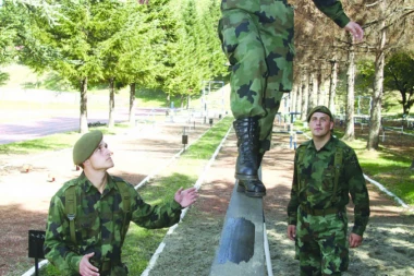 Međunarodni dan žena, a one negoduju: Hoćemo i mi vojne uniforme!
