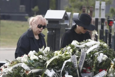 Karleuša posetila jutros majčin grob: Crnim šeširom skrivala lice i dugo sedela u tišini!