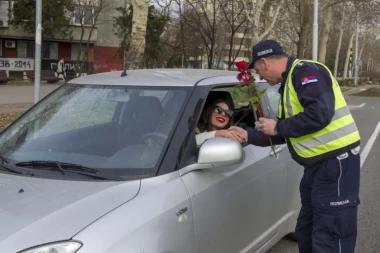 ŽENE, STOP! Policajci danas delili... Ruže!