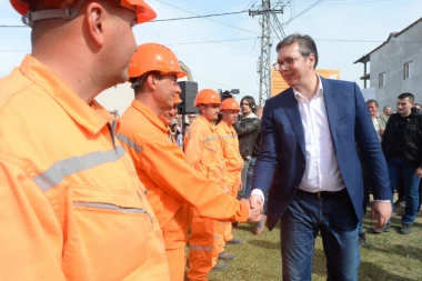 Vučić u Inđiji: Izgradićemo sportsku halu