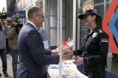 (FOTO) Stefanović na otvaranju iznenadio dame! Pogledajte kako izgleda prvi Informativni centar MUP