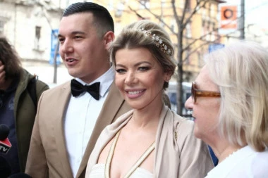 HITNO ZAVRŠILA NA INFUZIJI, MUŽ SE NE ODVAJA OD NJE: Osvanula zabrinjavajuća fotografija Danijele Karić, poruke stižu sa svih strana!