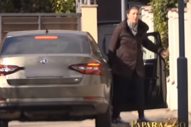 ZDRAVKO ČOLIĆ U DRUŠTVU ZGODNE GLUMICE: Procurile fotke iz centra grada, pevač nije mogao da joj odoli! (FOTO)