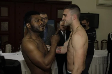 (FOTO/VIDEO) Jagodina domaćin boks spektakla: Veljko protiv sedamnaest godina starijeg Francuza