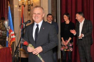 Žene zaposlene u Gradskoj upravi dobile poklone od Vesića