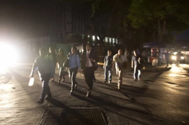 U delovima Karakasa vraćena struja, pa opet ugašena!