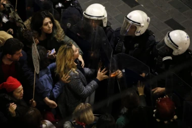 (FOTO) DRAMA U ISTANBULU: Dok neke dame danas dobijaju ruže, za druge je spremljen SUZAVAC!