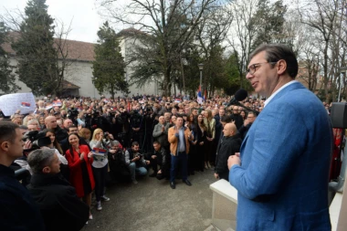 (FOTO) Vučić poručio Palančanima: Prepolovili smo veliki dug opštine, Palanci treba jedna fabrika da oživi!