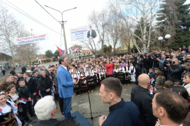(FOTO) Vučić u Podunavskom okrugu: U Azanji probao bundevaru i vino, u Selevcu obišao živinarsku farmu