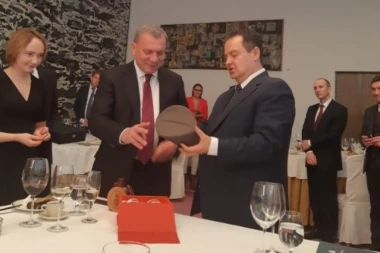 (FOTO) Dačić dočekao Borisova: Pogledajte šta mu je poklonio!