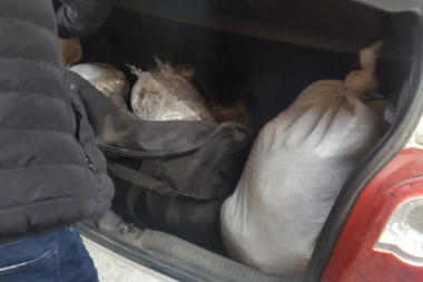 MRTVI LADNI: Stavili džak i torbu s drogom pozadi u gepek i krenuli...