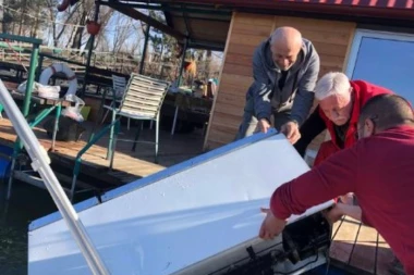 (FOTO) OVAKO SE NE PONAŠAJU LJUBITELJI REKE: Bacili frižider u reku, al' im je ubrzo vraćen!