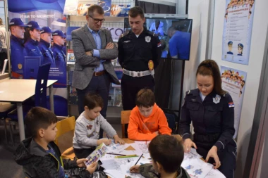 Direktor policije na Sajmu obrazovanja: Kroz dijalog želimo da približimo rad policije građanima