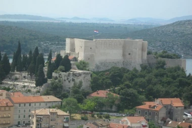 STRASTI SE NE SMIRUJU: U Šibeniku osvanuli ustaški i nacistički grafiti