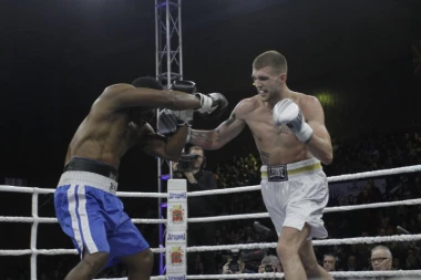 Veljko isprebijao Francuza, bodrili ga Dačić i Palma!