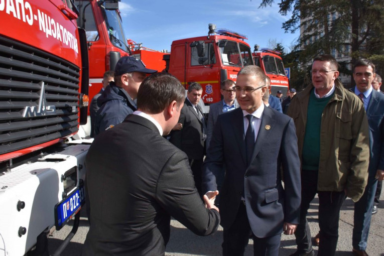 (FOTO) MUP obezbedio 7 vatrogasnih vozila za Sektor za vanredne situacije!