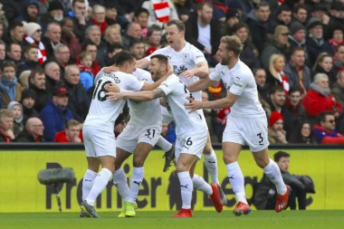 Još jedan humani potez premijerligaša: Barnlijev "Turf Mur" na raspolaganju lekarima!