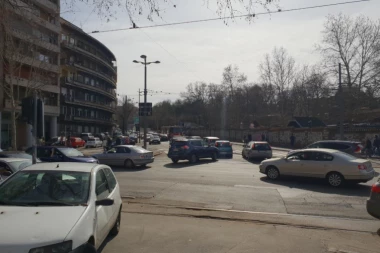 Haos kod Kalemegdana: Vozila koja čekaju na parking otežavaju saobraćaj, vozači besni, sirene paraju uši...
