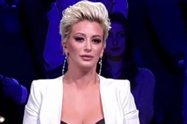 Više nije plavuša! Dušica Jakovljević frapirala javnost brutalnom promenom: Pogledajte kako izgleda sa dugom crnom kosom!