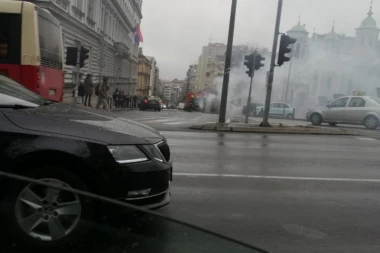 (FOTO, VIDEO) Drama u Beogradu: Nasred ulice se zapalio auto, prolaznici u panici bežali!