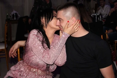 Iskrivljena od alkohola svađala se s dečkom: Koleginica Andreane Čekić prisustvovala njenoj raspravi s momkom!