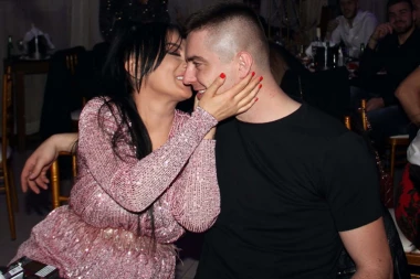 Samo oni znaju šta su radili: Andreana Čekić bila sa ljubavnikom u WC dok je muž čekao ispred!