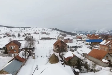 ŽESTOKA MEĆAVA NA PEŠTERU: Palo i do pola metra snega, zavejani putevi, deca ne mogu u škole!